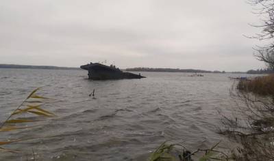 На Украине в полусотне метров от берега затонула баржа
