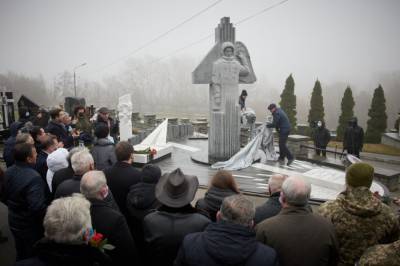 В Киеве открыли памятник первому космонавту независимой Украины Леониду Каденюку