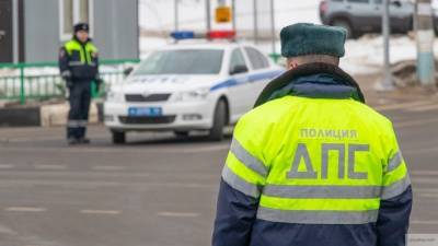 Водитель седана вылетел с трассы и врезался в столб под Новосибирском