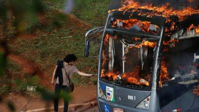 В результате падения автобуса с эстакады в Бразилии погибли 17 человек