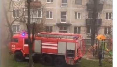 Огонь охватил многоэтажку в Киеве, люди вынуждены выпрыгивать из окон: видео с места ЧП