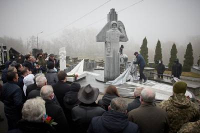 В Киеве открыли памятник космонавту Каденюку: фото