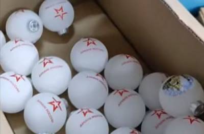 В Украине выпускают новогодние игрушки с символикой российской армии. ВИДЕО