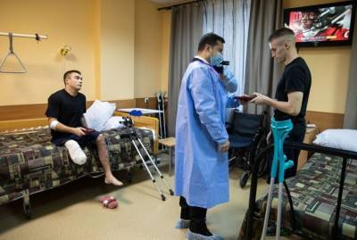 Зеленский в медицинском халате посмотрел военный госпиталь в Ирпене