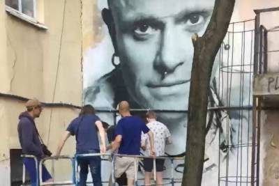 Портрет Кита Флинта просят спасти в Петербурге