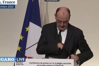 Заработался: премьер-министр Франции на конференции искал очки, которые были на его носу