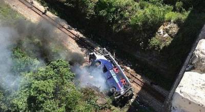 В Бразилии автобус упал с моста в реку — погибли не менее 14 человек