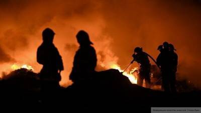 Сотрудники МЧС ликвидировали пожар в ангаре с топливом в Среднеуральске
