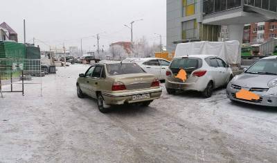 Тюменцы предупреждают владельцев неправильно припаркованных автомобилей