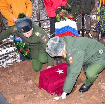 Под Лугой захоронили останки красноармейца, найденные в Смоленской области