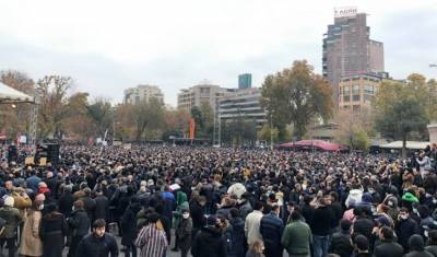 Оппозиция в Ереване призвала Пашиняна уйти мирно и не доводить «до греха»