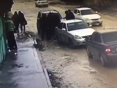 Похитителей девушки в Дагестане жестоко избил неизвестный «принц». Расправа попала на видео