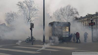 Протестующие нападают на силовиков в Париже