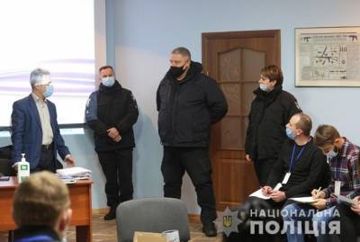Киевских полицейских начали готовить к переговорам с захватившими заложников и минерами