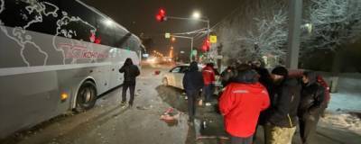 В Новосибирске столкнулись легковушка, автобус и минивэн