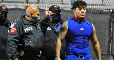 Американский футболист набросился на арбитра во время матча и был арестован полицией (видео)