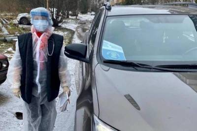 Волонтёры на авто развозят врачей на вызовы в Пскове и Великих Луках