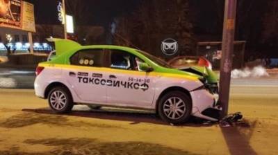 Соцсети: На улице Измайлова в Пензе такси врезалось в столб