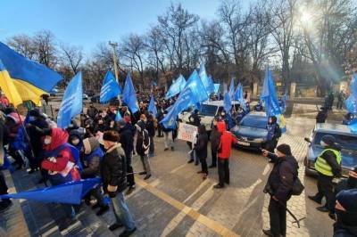 Жители Никольского и партия ОПЗЖ митинговали под зданием суда в Краматорске