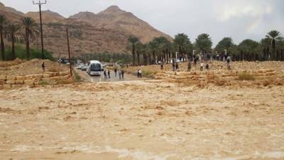 Видео: потоп на юге Израиля, спасатели вытаскивают туристов из рек