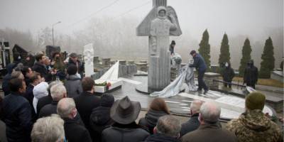 В Киеве открыли памятник Леониду Каденюку