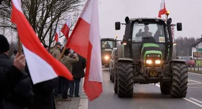 Протестующие польские фермеры заблокировали тракторами
