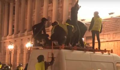 В Париже протестующие жгут машины, а полиция применила слезоточивый газ