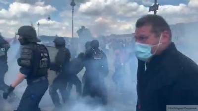 Полиция Парижа применила слезоточивый газ для разгона протестующих