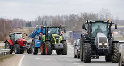 Портят латвийские дороги: крестьян будут штрафовать за грязные колеса у тракторов