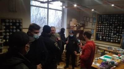 Елочные украшения для армии агрессора: На Клавдиевскую фабрику пришли полиция и СБУ