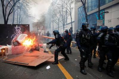 В Париже на акции протеста начались погромы