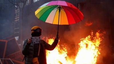 Видео: Полиция применила газ на акции протеста в Париже
