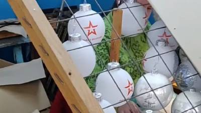 «Зрадища»: Фабрика на Украине украсила партию ёлочных игрушек логотипом «Армия России»