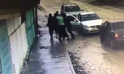 В Дагестане мужчины попытались похитить 18-летнюю девушку на улице