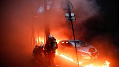 Во время акции в Париже сожгли не менее трёх автомобилей
