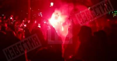 Файеры и давка: столкновения протестующих с полицией в Париже