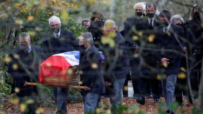 Экс-президента Франции д'Эстена похоронили в городе Отон