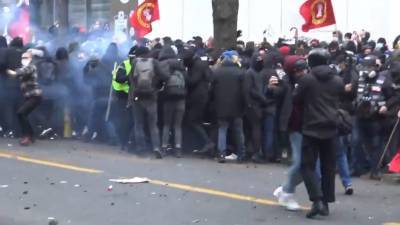 Беспорядки в Париже на акции протеста против закона «О глобальной безопасности» — видео