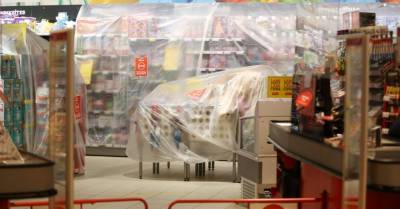 ФОТО: Магазины отгораживают "запрещенные" товары пленкой и лентами