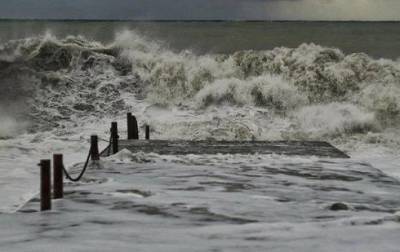 Синоптики объявили оранжевый уровень опасности из-за сильного шторма на Черном и Азовском морях