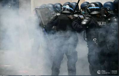 Протесты в Париже: полиция применила слезоточивый газ, задержано 22 человека