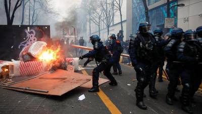 Протестующие в Париже зажгли файеры и светят в полицию лазерными указками