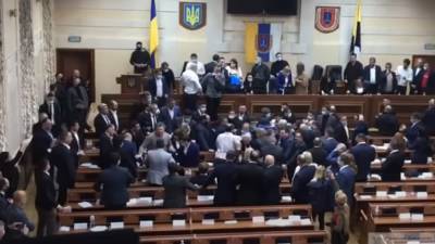 Депутат и полицейский пострадали в драке областных депутатов в Одессе