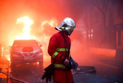 В Париже протестующие против запрета съёмки полицейских сожгли несколько машин