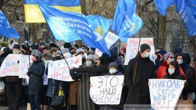 Жители украинского села устроили акцию протеста у здания суда