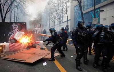 В Париже проходят акции протеста против закона о полиции