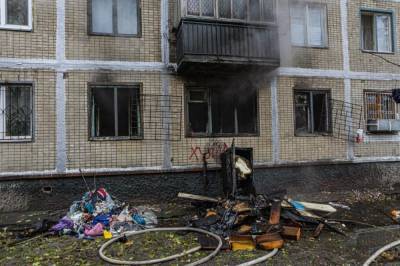 В Киеве мужчина выпрыгнул из пятого этажа спасаясь от пожара: фото и видео
