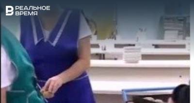 В Челнах сотрудники школьной столовой раскладывали котлеты голыми руками — видео