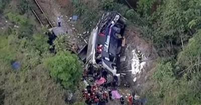 В Бразилии автобус рухнул с эстакады, погибли 17 человек (ФОТО, ВИДЕО)