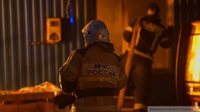 Хозпостройка горит в подмосковном селе Барское на площади 960 "квадратов"